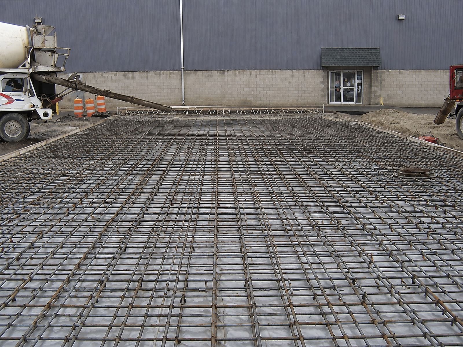 Heavy-duty rebar reinforcement over vapour barrier for a Pittsburgh warehouse floor